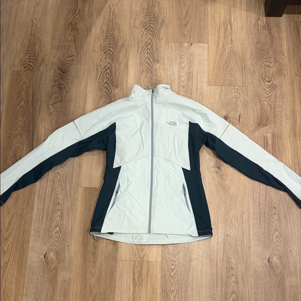 The North Face Women's Light Gray and Black Ski Jacket
